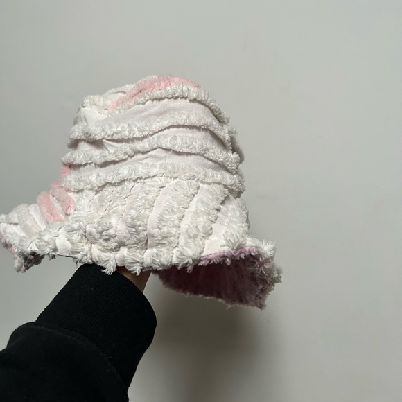 Fuzzy handmade bucket hat - Picture 2 of 4